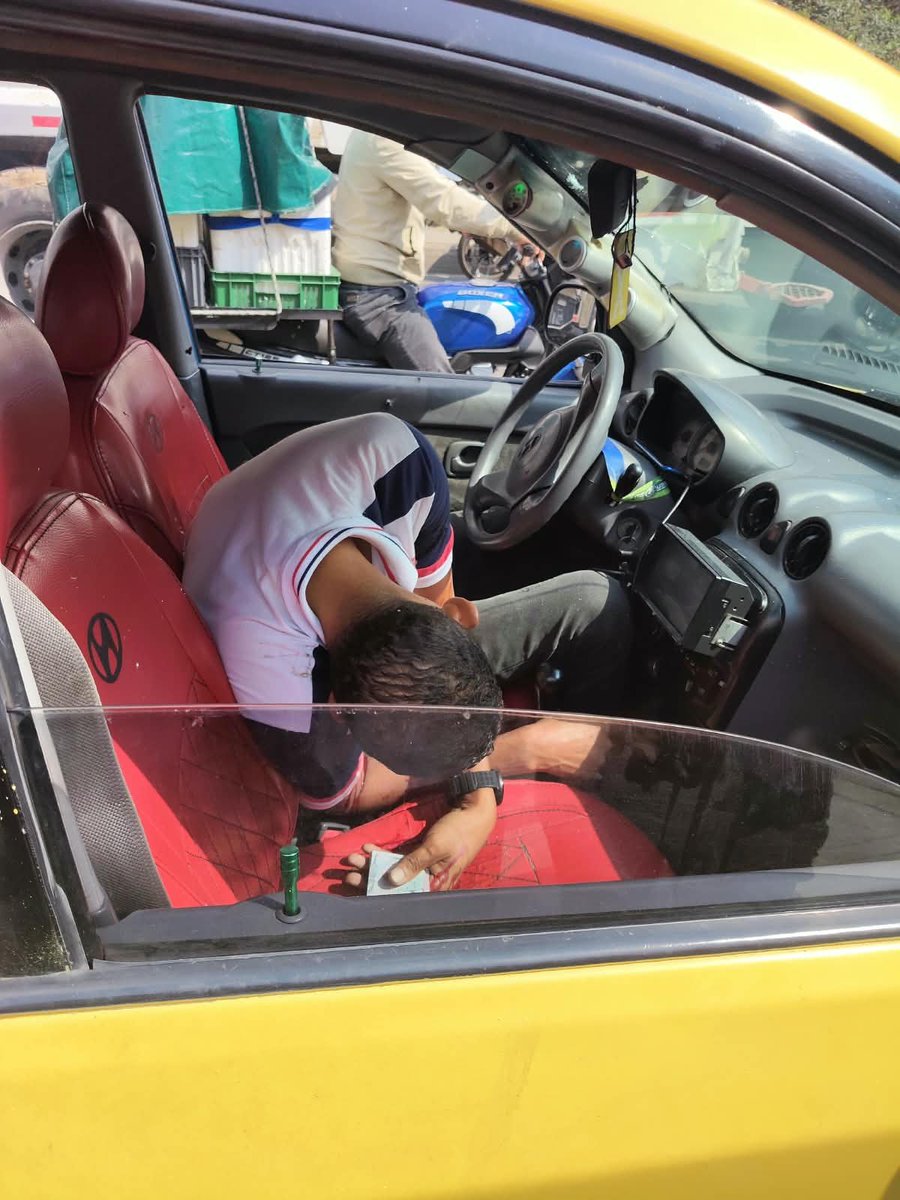 PasaenBogota's tweet photo. #SOACHA. Lo último. Reportan sicariato en sector de Lunaria en Ciudad Verde. Según versiones; individuos en motocicleta ultimaron a disparos al conductor de un taxi. ​A esta hora, las autoridades acordonan la zona para realizar el levantamiento del cuerpo e iniciar las investigaciones que permitan dar con los responsables.

MÁS👉 https://t.co/t6MIMO6A9P