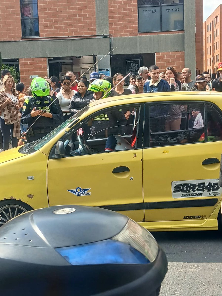 PasaenBogota's tweet photo. #SOACHA. Lo último. Reportan sicariato en sector de Lunaria en Ciudad Verde. Según versiones; individuos en motocicleta ultimaron a disparos al conductor de un taxi. ​A esta hora, las autoridades acordonan la zona para realizar el levantamiento del cuerpo e iniciar las investigaciones que permitan dar con los responsables.

MÁS👉 https://t.co/t6MIMO6A9P