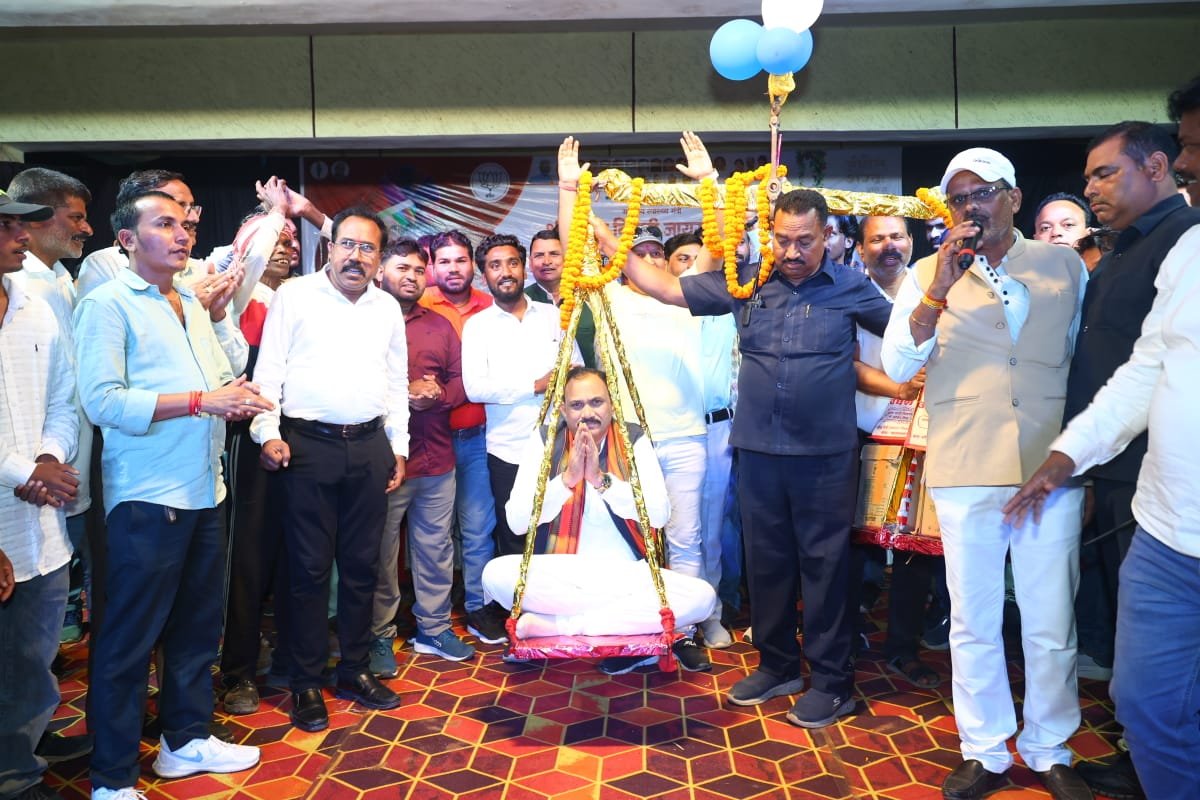 ShyamBihariBjp's tweet photo. आज खड़गवां, जिला एमसीबी में अपने जन्मदिन के अवसर पर आयोजित सांस्कृतिक कार्यक्रम में क्षेत्रवासियों के साथ शामिल हुआ। इस दौरान क्षेत्रवासियों ने स्नेहपूर्वक मुझे लड्डुओं से तौलकर जन्मदिन की शुभकामनाएँ दीं। आप सभी का यह अपनापन और स्नेह मेरे लिए इस दिन की सबसे विशेष स्मृति रहेगा।

कार्यक्रम में कलाकारों द्वारा प्रस्तुत सांस्कृतिक कार्यक्रमों का आनंद लिया तथा आयोजन से जुड़े सभी साथियों और क्षेत्रवासियों को सफल आयोजन के लिए शुभकामनाएँ दीं। जन्मदिन के अवसर पर आप सभी से मिले आशीर्वाद, शुभकामनाओं और आत्मीय स्वागत के लिए हृदय से आभार।

आप सभी का स्नेह और सहयोग इसी प्रकार बना रहे, यही मेरी कामना है।