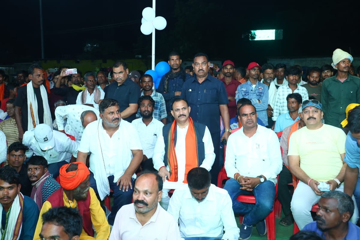 ShyamBihariBjp's tweet photo. आज खड़गवां, जिला एमसीबी में अपने जन्मदिन के अवसर पर आयोजित सांस्कृतिक कार्यक्रम में क्षेत्रवासियों के साथ शामिल हुआ। इस दौरान क्षेत्रवासियों ने स्नेहपूर्वक मुझे लड्डुओं से तौलकर जन्मदिन की शुभकामनाएँ दीं। आप सभी का यह अपनापन और स्नेह मेरे लिए इस दिन की सबसे विशेष स्मृति रहेगा।

कार्यक्रम में कलाकारों द्वारा प्रस्तुत सांस्कृतिक कार्यक्रमों का आनंद लिया तथा आयोजन से जुड़े सभी साथियों और क्षेत्रवासियों को सफल आयोजन के लिए शुभकामनाएँ दीं। जन्मदिन के अवसर पर आप सभी से मिले आशीर्वाद, शुभकामनाओं और आत्मीय स्वागत के लिए हृदय से आभार।

आप सभी का स्नेह और सहयोग इसी प्रकार बना रहे, यही मेरी कामना है।