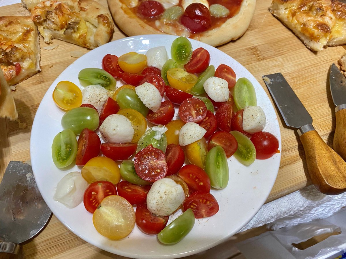 DorianBres4t's tweet photo. [Compra rápida: tomates cherry, pan integral y queso fresco Listos para cocinar una ensalada deliciosa hoy!] https://t.co/PSD0ai4UyH