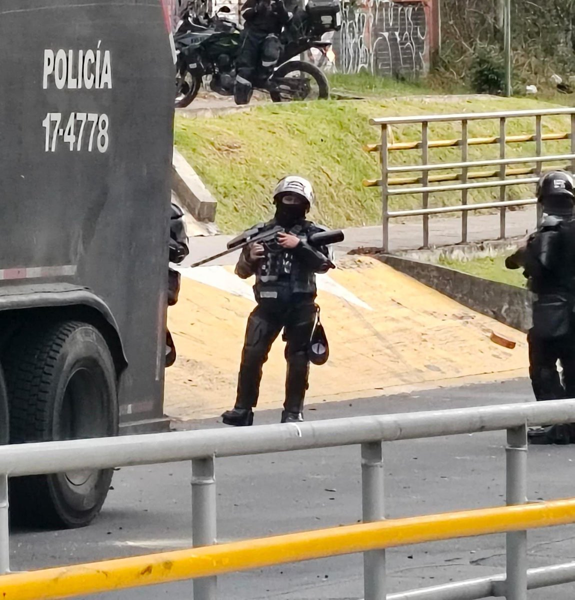 LinaGarciaSi's tweet photo. En este momento ante protesta pacífica en la Universidad Distrital Sede Macarena llega @PoliciaBogota con tanquetas y personal presuntamente armado para intervenir con fuerza donde debería haber diálogo. 

El Decreto 003/21 y el 053 siguen vigentes! Los están incumpliendo @bogota https://t.co/ohTxdSrpvl