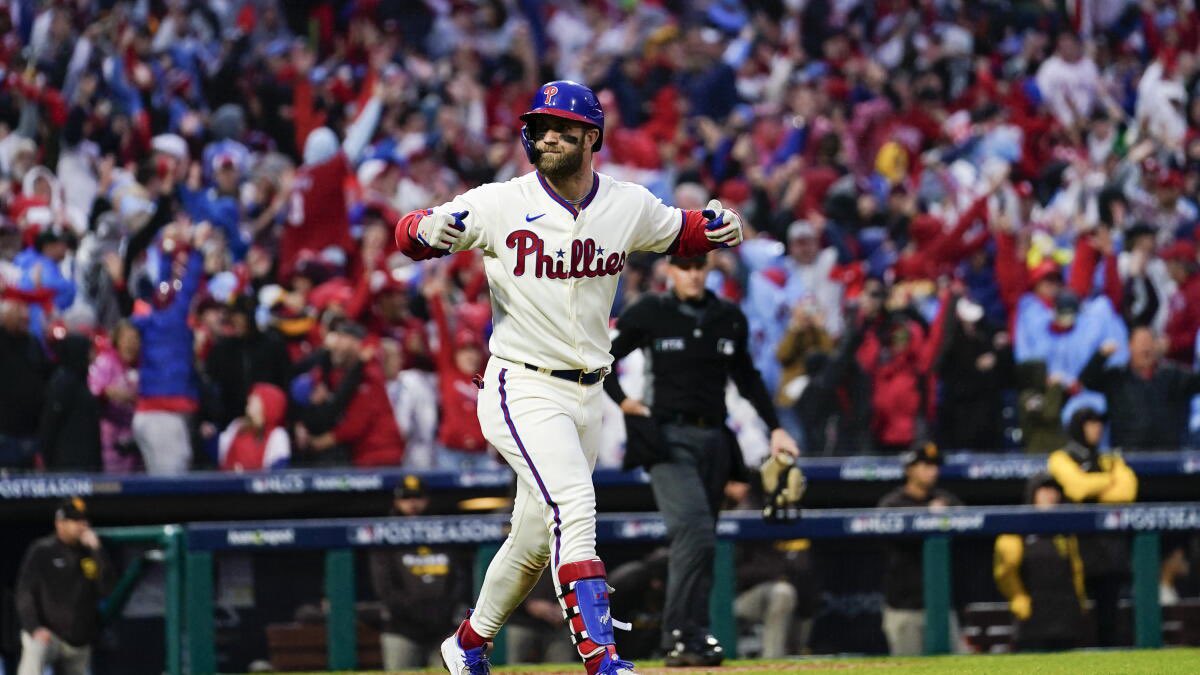 SleeperHQ's tweet photo. Bryce Harper with the season on the line: https://t.co/s8VJyLjZvO