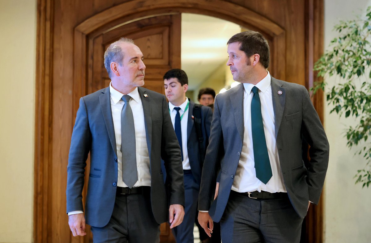 louisdegrange's tweet photo. Una muy buena jornada en nuestro Congreso Nacional. Múltiples reuniones con parlamentarios abordando potenciales mejoras en temas de infraestructura, conectividad y transporte para sus diferentes regiones. https://t.co/19kHXoOJ1Y