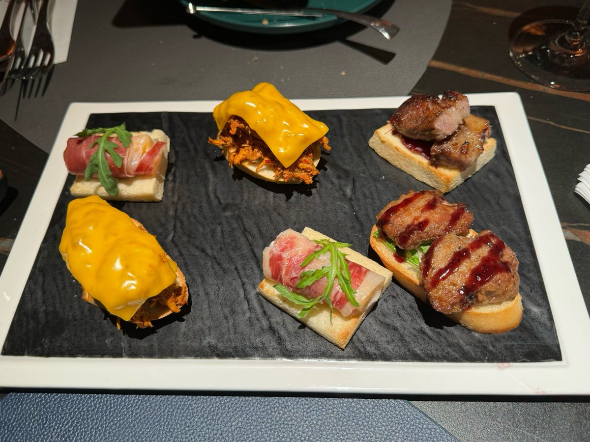 TessaEatontehx's tweet photo. Qué delicia de tapas en esta taberna de Madrid! Las patatas bravas crujientes y el vino tinto le hacen justo a la perfección, 10/10 volveremos sin duda! https://t.co/7DfEqO8qtR