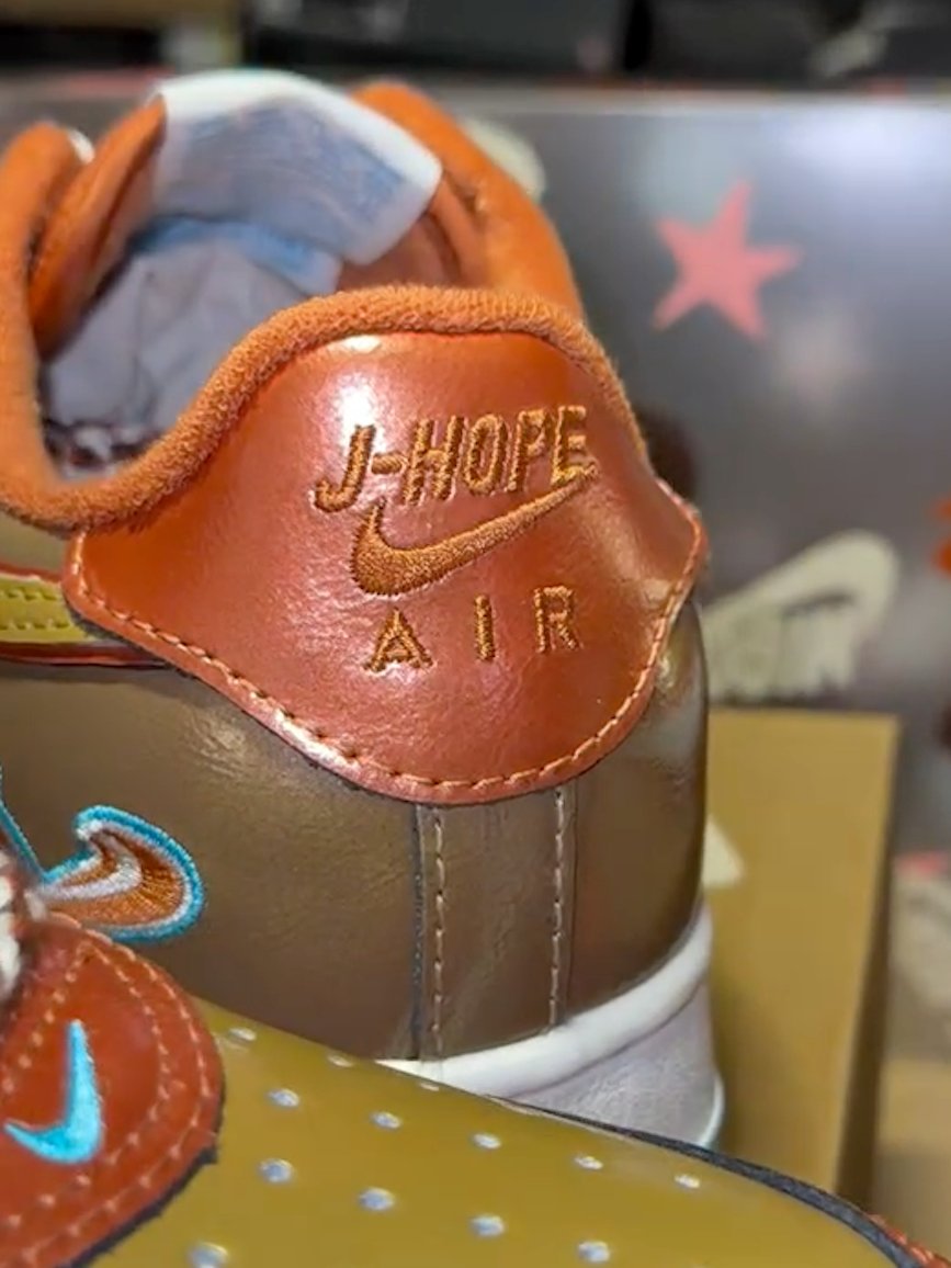 ModernNotoriety's tweet photo. IN-HAND: j-hope x NIGO x Nike Air Force 1 🐿️

🗓️ October 22nd
🏷️ $150 https://t.co/3LkO26fvI5