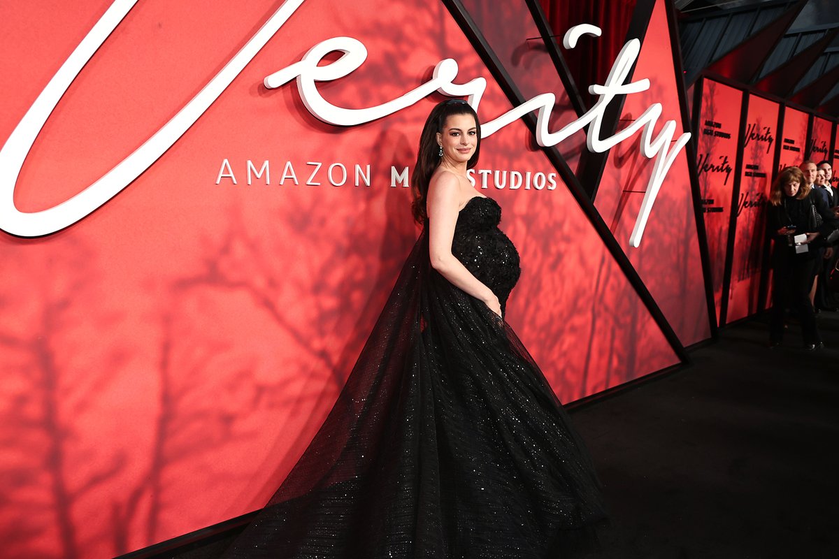 SonyPicturesCAM's tweet photo. El talento de #VerityLaSombraDeUnEngaño brilló en la alfombra roja de este gran estreno, que llega desde mañana a cines. No te pierdas de este thriller psicológico y conocer ¿Quién cuenta la verdad? 👀 https://t.co/aFaEDDg5jo