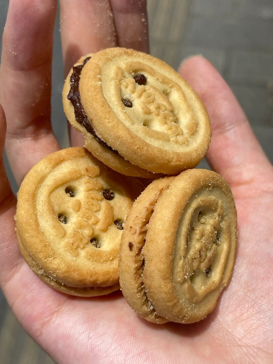 AiCorrigeu4fwe's tweet photo. Hoy horneé galletas de chips de chocolate con mis amigos, se derriten en la boca y llenan de dulzura cada momento! https://t.co/rPmBTU5r51