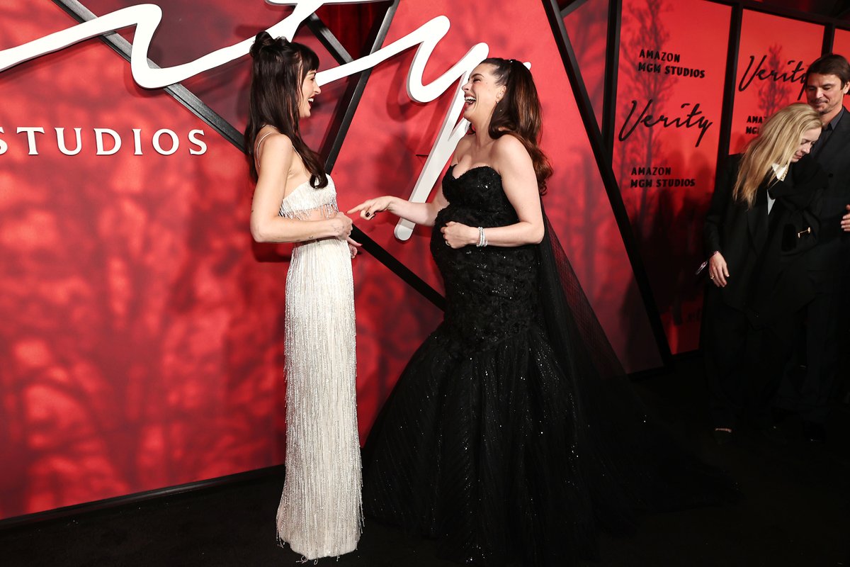 SonyPicturesCAM's tweet photo. El talento de #VerityLaSombraDeUnEngaño brilló en la alfombra roja de este gran estreno, que llega desde mañana a cines. No te pierdas de este thriller psicológico y conocer ¿Quién cuenta la verdad? 👀 https://t.co/aFaEDDg5jo