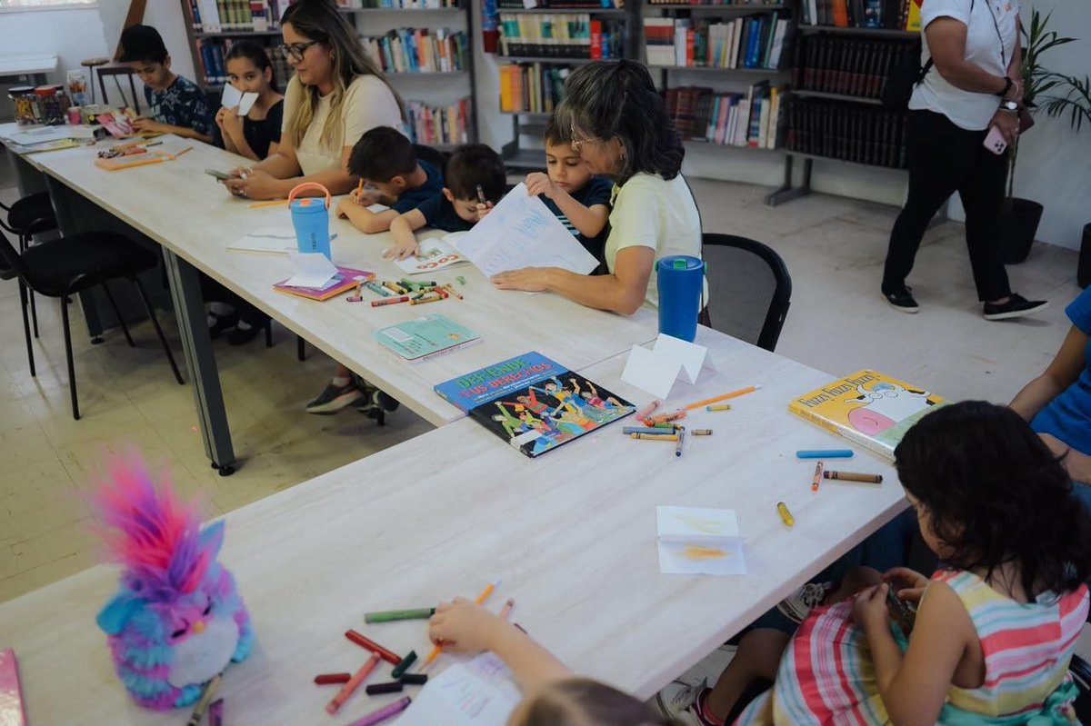 tonoastiazaran's tweet photo. ¡Más espacios para aprender, jugar y crear! 🧩📚

Junto a mi esposa @pattyruibal, visitamos la Biblioteca Rafael V. Meneses para conocer las mejoras realizadas y su nueva Ludoteca, un lugar pensado para que las niñas y los niños desarrollen su creatividad mientras aprenden jugando.

¡Que estos espacios se llenen de historias, juegos y nuevas ideas! 🧡