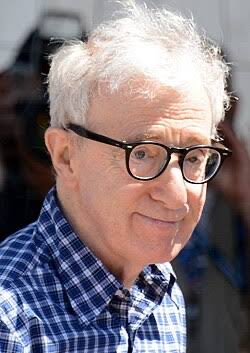 sf_andreas's tweet photo. Woody Allen über den Judenhass heute, und wie kaputt Schreihälse und Mitläufer sind. 
Und das auf unnachahmliche Art.

„Wissen Sie, ich habe immer gedacht, der größte Vorteil von New York sei, dass man dort neurotisch sein kann und niemand es bemerkt. In anderen Städten wird man zum Arzt geschickt, wenn man mit sich selbst spricht. In Manhattan bekommt man dafür eine Kolumne in einer Zeitschrift angeboten.
Gestern bin ich losgegangen, um Lachs zu kaufen. Das ist übrigens die einzige stabile jüdische Tradition, die Babylon, Rom und meine Beziehungen zu Frauen überlebt hat.
Ich lief durch Brooklyn und dachte über den Tod nach. Nicht, weil ich Philosoph bin. Sondern weil ich inzwischen über neunzig bin, obwohl ich ursprünglich höchstens bis siebzig geplant hatte.
Und plötzlich – eine Menschenmenge vor einer Synagoge. Zuerst dachte ich, dort tritt ein berühmter Psychoanalytiker auf. In New York stehen Menschen stundenlang Schlange, um zu hören, warum ihre Mutter an allem schuld ist. Obwohl Juden das eigentlich auch ohne Vortrag schon wissen.
Aber nein. Sie schrien etwas über „Intifada“. Und wissen Sie, was mich am meisten erstaunt hat? Wie viel Energie diese Leute haben. Woher nehmen sie die? Ich will nach zwei Treppenabsätzen schon mein Testament schreiben. Und die sind bereit für eine Revolution, ohne vorher auch nur einen anständigen Kaffee getrunken zu haben.
Ein Typ schrie etwas von „Dekolonisierung“. Mein Gott. Als ich jung war, bedeutete „Kolonisierung“, dass Tante Frieda drei Monate lang unser Sofa besetzte und sich weigerte auszuziehen. Heute ist es plötzlich ein zionistisches Komplott.
Überhaupt ist moderner Antisemitismus viel zu intellektuell geworden. Früher hasste man uns einfach. Ganz direkt. Heute nicht mehr.
Heute erklärt Ihnen irgendein Mann mit Schal, der aussieht, als würde er Gedichte über seinen eigenen Bart schreiben, mit Hilfe von Heidegger und Nietzsche, warum die Existenz von Juden eine Form von Aggression und eine Bedrohung für die Menschheit sei.
Und ich stand da und dachte: Früher wurden wir wenigstens von Leuten ohne Hochschulabschluss verprügelt. Heute kommen die Pogrommacher mit Diplom von der Columbia University.
Dann sagte ein Mädchen neben mir: „Wir sind gegen Zionismus, nicht gegen Juden.“ Das ist ungefähr so, als hätte meine Exfrau gesagt: „Ich habe nichts gegen dich. Ich bin nur gegen alles, was du sagst, tust, fühlst – und besonders gegen den Sex mit dir.“ Die Bedeutung bleibt dieselbe.
Und dann schrie jemand: „Zionisten sind Nazis!“ In diesem Moment hatte ich das Gefühl, meine Großmutter hätte sich im Grab so schnell umgedreht, dass sie einen Teil von Queens mit Strom hätte versorgen können.
Meine Großmutter hat übrigens echte Nazis erlebt. Sie versteckte sich in einem Keller in Polen mit einem Mann, der so schrecklich hustete, dass die Deutschen sie allein am Bronchialgeräusch hätten finden können.
Und jetzt erklärt mir irgendein Junge aus einem Elite-College, dessen größtes Trauma im Leben ein kalter Kaffee bei Starbucks war, was Faschismus bedeutet.
Ich lebe wirklich in erstaunlichen Zeiten.
Heutzutage sprechen alle wie Menschen, die versehentlich eine Universitätsbibliothek verschluckt haben. Niemand sagt mehr: „Entschuldigung, ich bin ein Idiot.“ Nein. Heute heißt es: „Ich dekonstruiere das dominante Narrativ.“
Hören Sie, ich bin unter Juden aufgewachsen. Wir dekonstruieren keine Narrative. Wir erschaffen Narrative.
Ich kam nach Hause und schaltete den Fernseher ein – denn wenn man Angststörungen hat, wirkt Fernsehen wie eine ausgezeichnete Idee. Das ist ungefähr so, als würde man Alkoholismus mit einem Martini auf Eis behandeln.
Dort erklärte Roger Waters wieder einmal die Welt. Rockmusiker machen mir immer Angst, wenn sie älter werden und plötzlich anfangen zu reden wie Paranoiker, die beim Anblick einer schwarzen Katze eine Verschwörung wittern. 1/2