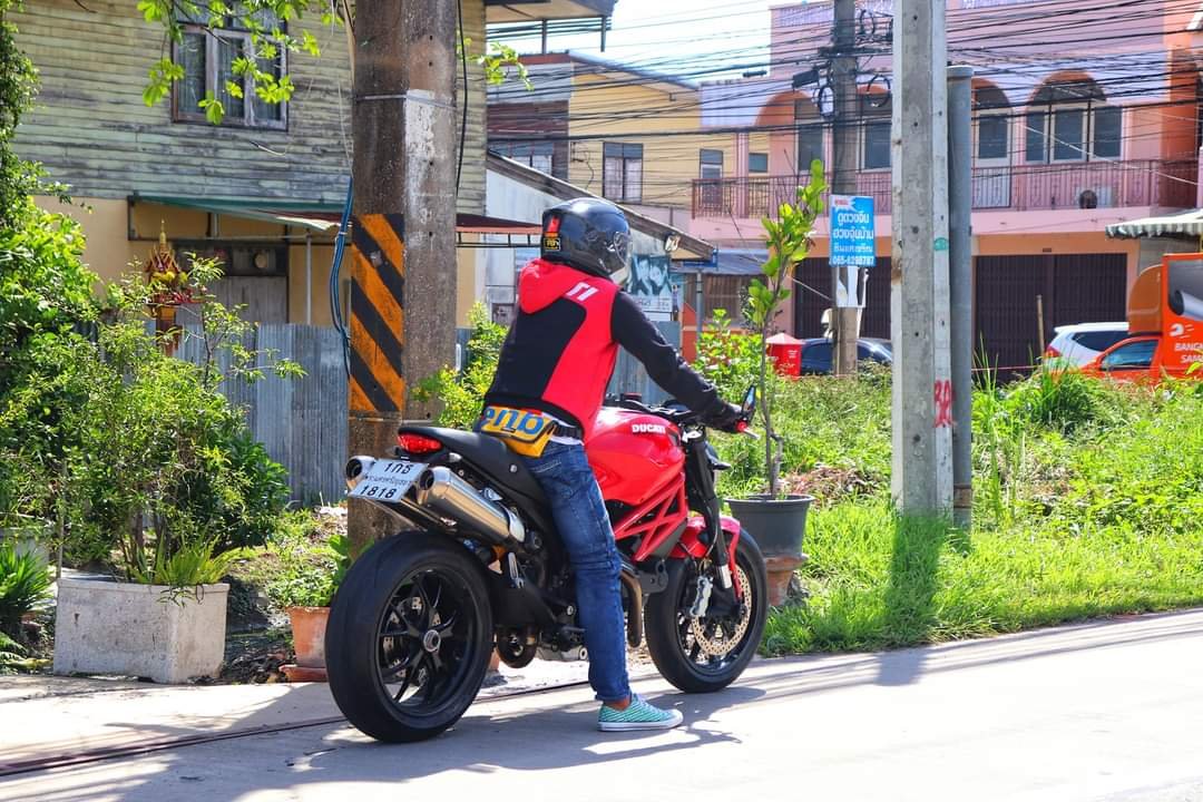 SJ_llSJ's tweet photo. ขาย ducati monster m796 limited titanium คันที่ 9/20

ของแต่งครบ พร้อมทะเบียนสวยๆครับ https://t.co/PFb6YmZyVw