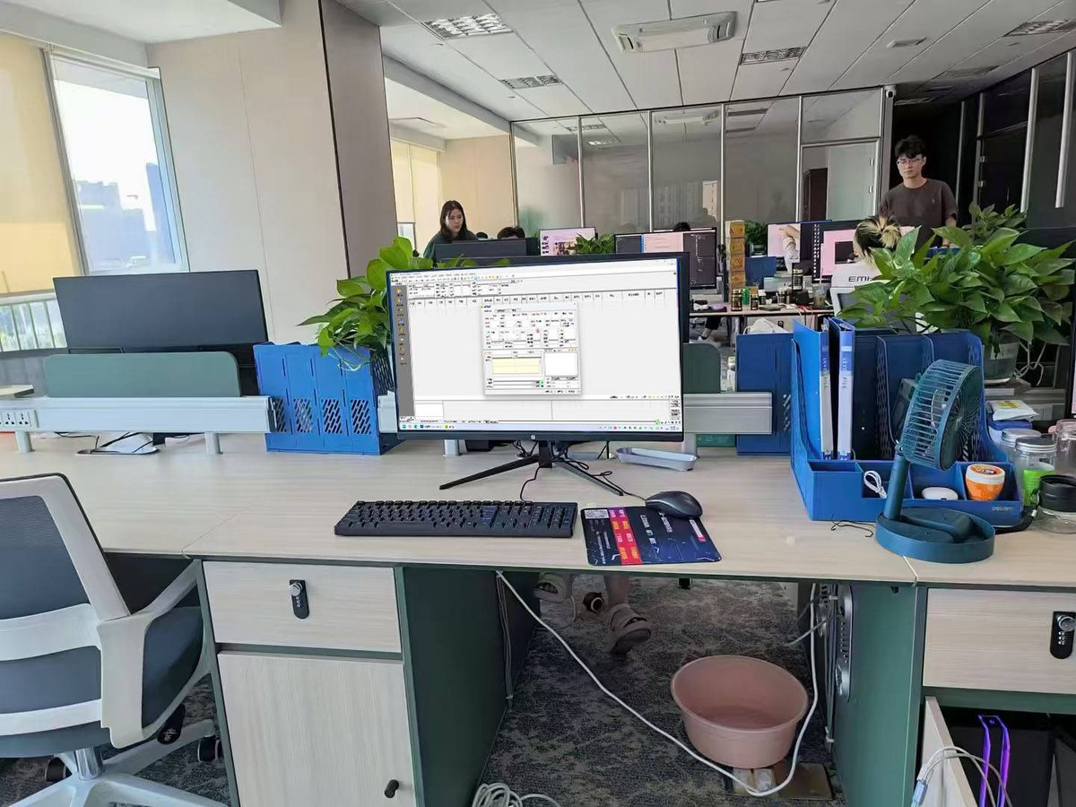 MarquisThamphia's tweet photo. Hoy terminé todos los informes a tiempo y me tomé un café rápido con el equipo. Un día de trabajo productivo!， https://t.co/Kt4bdhVgrs
