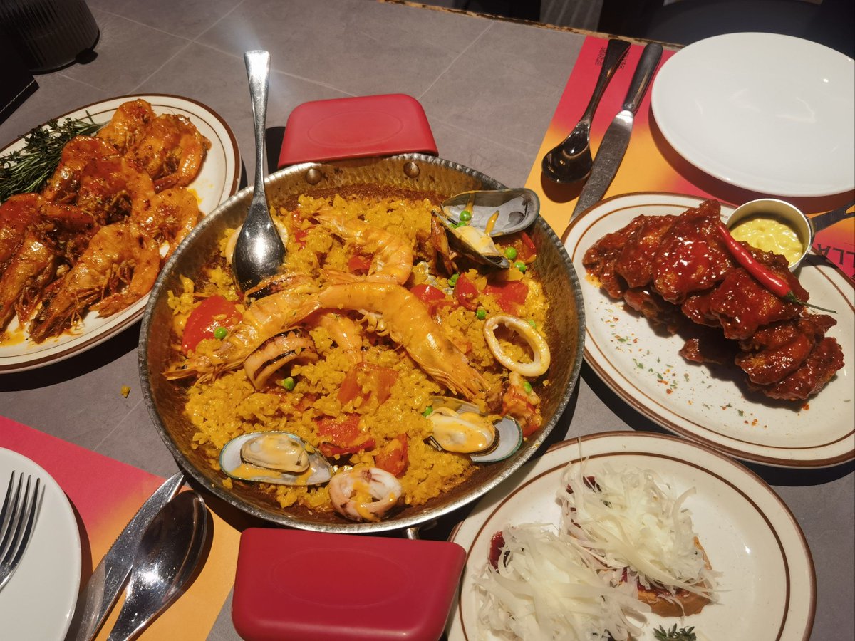 ValentinaRmaz's tweet photo. [Hoy cocino paella con mi abuela y reímos hasta que nos duela la panza — el mejor tiempo es el en casa con los míos]， https://t.co/mHFv6nKsGk