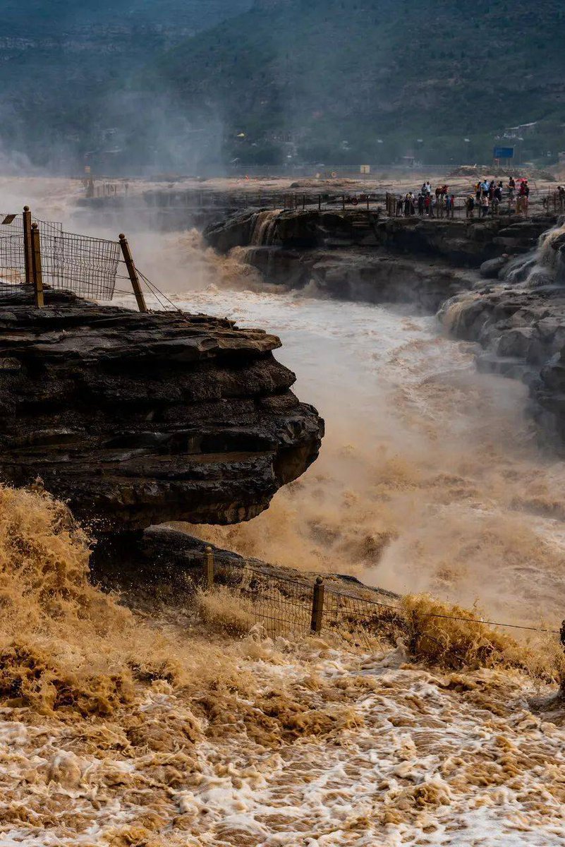 oti_vid1734's tweet photo. Shanxi's Taohe River surges; local folks shoulder great responsibilities to guard their homeland—strength and hope flow like the endless waves!， https://t.co/t1I2aGqi3B
