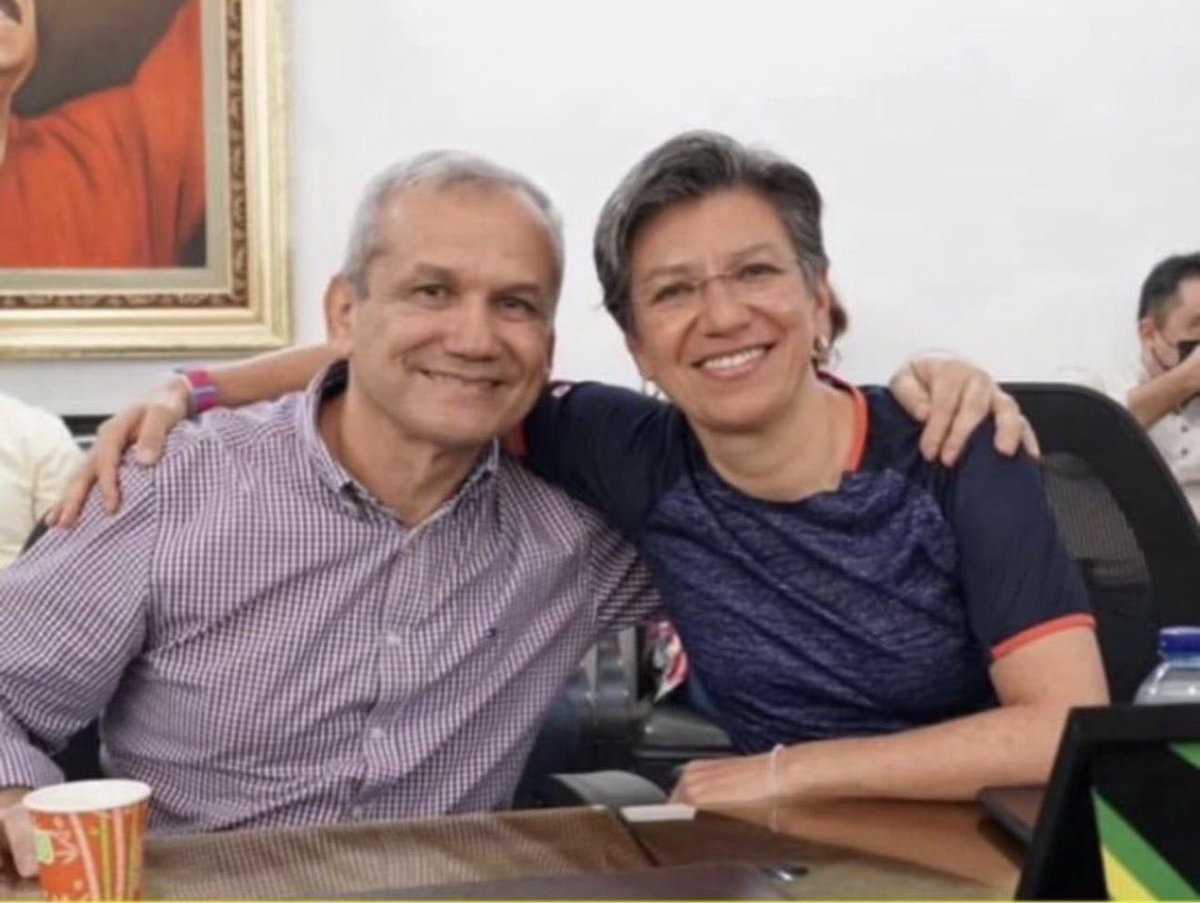 1frasedirecta's tweet photo. Claudia López abrazada con un hampón que está volado de la justicia: 
Su compadre del partido verde. 

@DeputySecState 

Esta señora tendrá visa? https://t.co/bIXEUZ0nn3