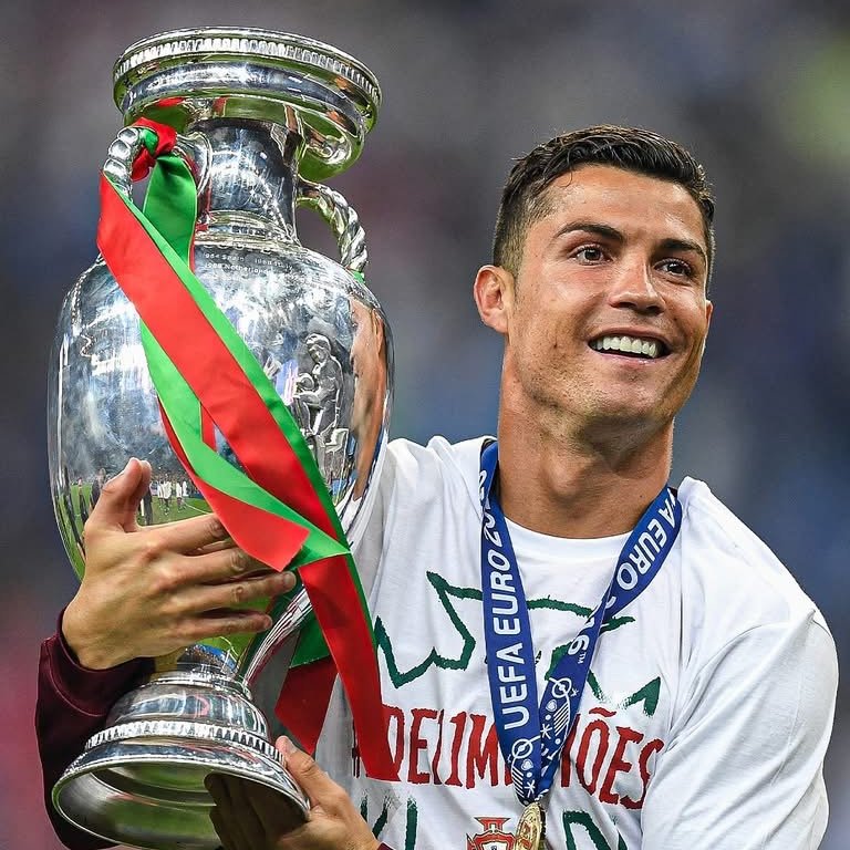 theMadridZone's tweet photo. 🇵🇹 PORTUGAL BEFORE CRISTIANO RONALDO:
🏆 0 trophies
🥈 1× EURO runner-up

🇵🇹 PORTUGAL WITH CRISTIANO RONALDO:
🏆 EURO 2016
🏆 2× UEFA Nations League

🤫 https://t.co/ZguWku1tEI