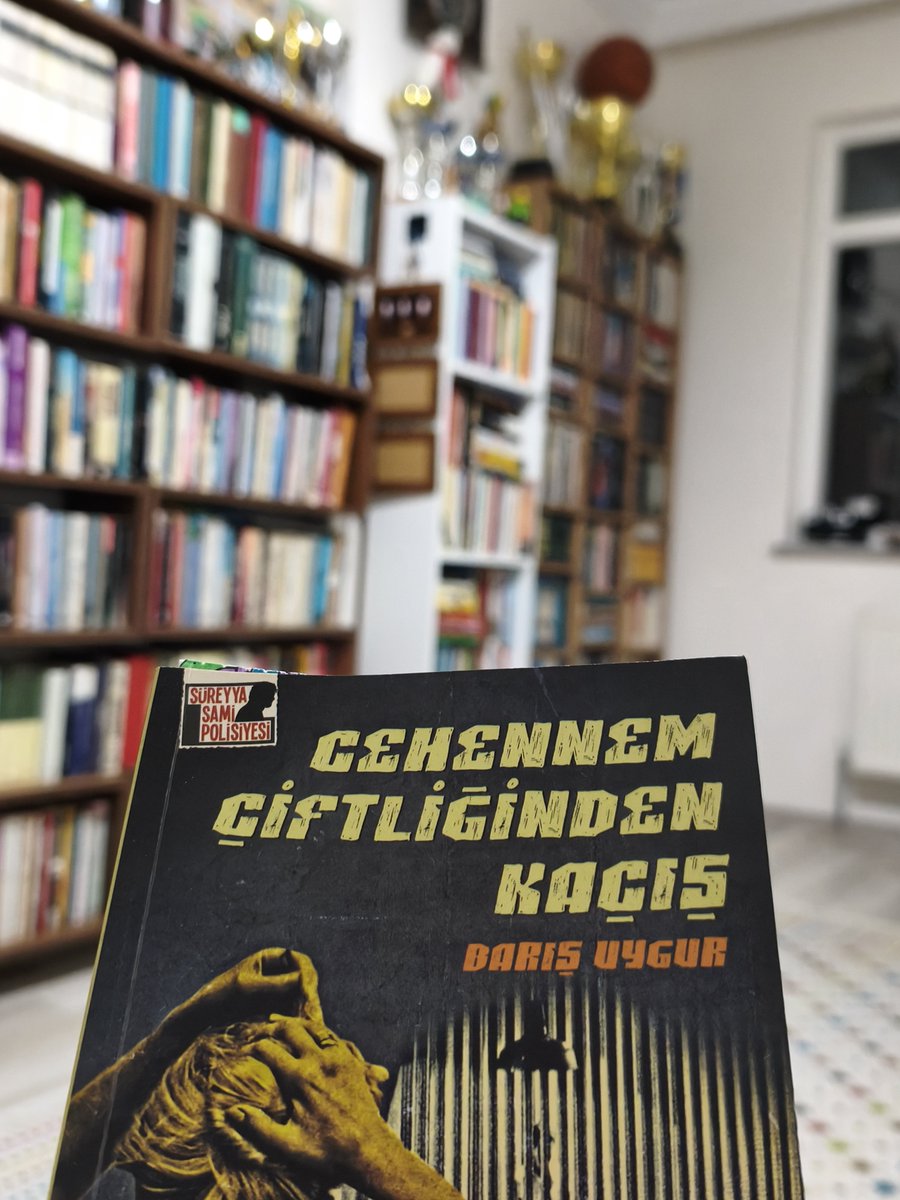 kochulk's tweet photo. Yazarın ikinci kitabını okuyorum. Bu da sürükleyici. Yaklaşık 100 sayfayı hiç sıkılmadan okudum. Yarın okuma yaparsam biter en geç cuma düşüncelerimi belirtirim.

#barışuygur #cehennemçiftliğindenkaçış https://t.co/CD3qz0zjfo