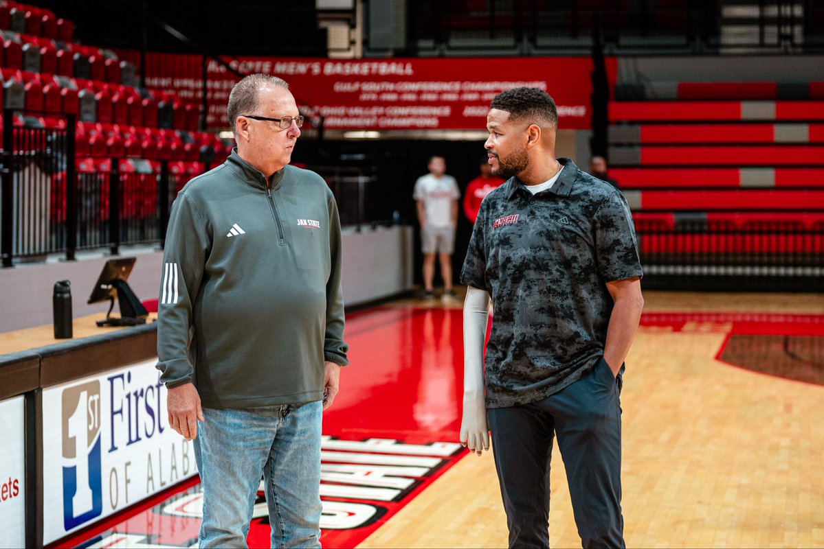 JaxStateMBB's tweet photo. “A person’s urgency level will always dictate what they’re willing to tolerate.”

Huge thank you to @inkyjohnson for speaking to the team this afternoon! We appreciate your time and words of wisdom! It was a pleasure to have you on campus!

#StayCocky🐔| #FearTheBeak👌 https://t.co/uBHeQeKHT7