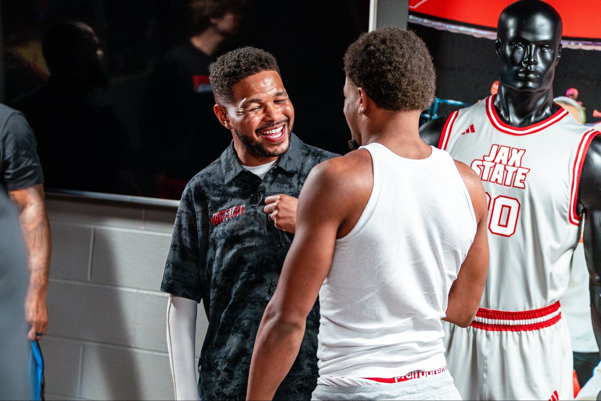 JaxStateMBB's tweet photo. “A person’s urgency level will always dictate what they’re willing to tolerate.”

Huge thank you to @inkyjohnson for speaking to the team this afternoon! We appreciate your time and words of wisdom! It was a pleasure to have you on campus!

#StayCocky🐔| #FearTheBeak👌 https://t.co/uBHeQeKHT7
