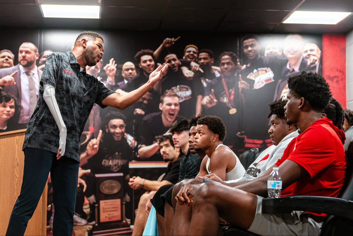 JaxStateMBB's tweet photo. “A person’s urgency level will always dictate what they’re willing to tolerate.”

Huge thank you to @inkyjohnson for speaking to the team this afternoon! We appreciate your time and words of wisdom! It was a pleasure to have you on campus!

#StayCocky🐔| #FearTheBeak👌 https://t.co/uBHeQeKHT7