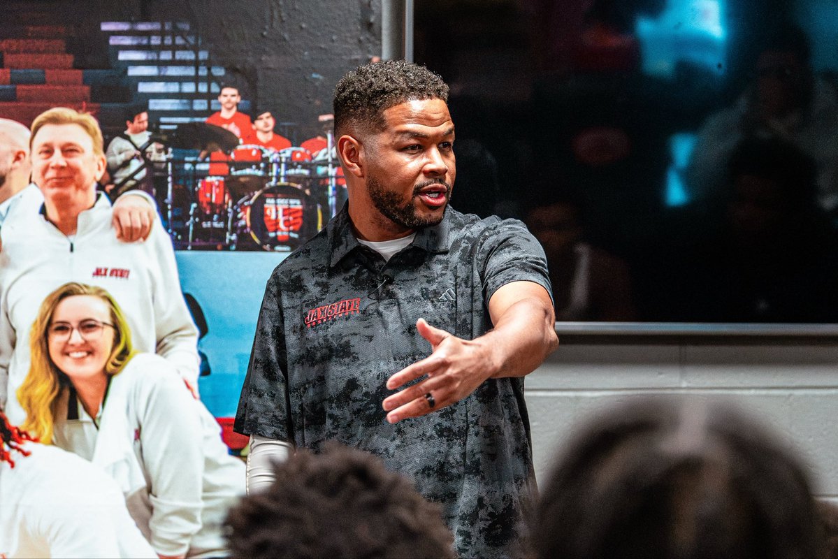 JaxStateMBB's tweet photo. “A person’s urgency level will always dictate what they’re willing to tolerate.”

Huge thank you to @inkyjohnson for speaking to the team this afternoon! We appreciate your time and words of wisdom! It was a pleasure to have you on campus!

#StayCocky🐔| #FearTheBeak👌 https://t.co/uBHeQeKHT7