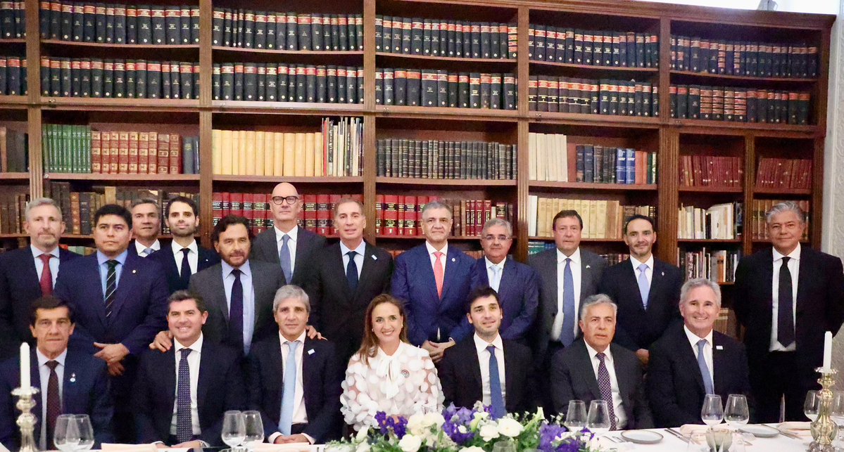 frigeriorogelio's tweet photo. BUSCAMOS MÁS INVERSIONES PARA LA ARGENTINA Y ENTRE RÍOS

Junto al presidente @JMilei y otros gobernadores estamos participando.  de Argentina Paris Week con un objetivo concreto: atraer nuevas inversiones para el país y mostrarles a empresarios e inversores internacionales por qué Entre Ríos es una provincia donde vale la pena invertir.

Hoy, junto a @willybernaudo y funcionarios del Gobierno nacional, nos reunimos con empresarios e inversores europeos. Presentamos oportunidades en agroindustria, producción de alimentos, energía, economía del conocimiento, logística y turismo, y las condiciones que estamos generando para que más empresas inviertan en nuestra provincia.

Llegamos con resultados concretos. En 2025 alcanzamos el récord histórico de USD 2.115 millones en exportaciones y, a través del RINI, ya tenemos 171 empresas adheridas, más de $400.000 millones en inversiones comprometidas y cerca de 3.000 nuevos puestos de trabajo proyectados.

Nuestra agenda también incluye presentar en la OCDE el potencial agroindustrial, logístico y portuario de Entre Ríos, y las oportunidades para agregar valor a nuestra producción y ampliar su llegada a los mercados internacionales.

En estos casi tres años ordenamos las cuentas, bajamos impuestos distorsivos y eliminamos trabas para invertir. Ahora tenemos que salir a buscar esas inversiones y transformarlas en más producción y más trabajo privado para los entrerrianos.