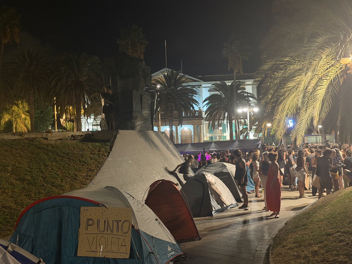 VickyRosell's tweet photo. Nos han pedido para la acampada (en Las Palmas 🌴): agua, compresas y tampones, toallitas y material para el punto violeta. 
💜☂️⛺️ 
Muchas jóvenes. Hay futuro. 🌍 https://t.co/kGtDFRW7fk