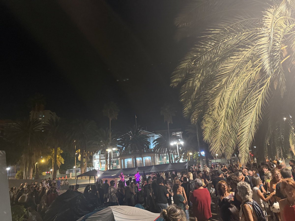 VickyRosell's tweet photo. Nos han pedido para la acampada (en Las Palmas 🌴): agua, compresas y tampones, toallitas y material para el punto violeta. 
💜☂️⛺️ 
Muchas jóvenes. Hay futuro. 🌍 https://t.co/kGtDFRW7fk