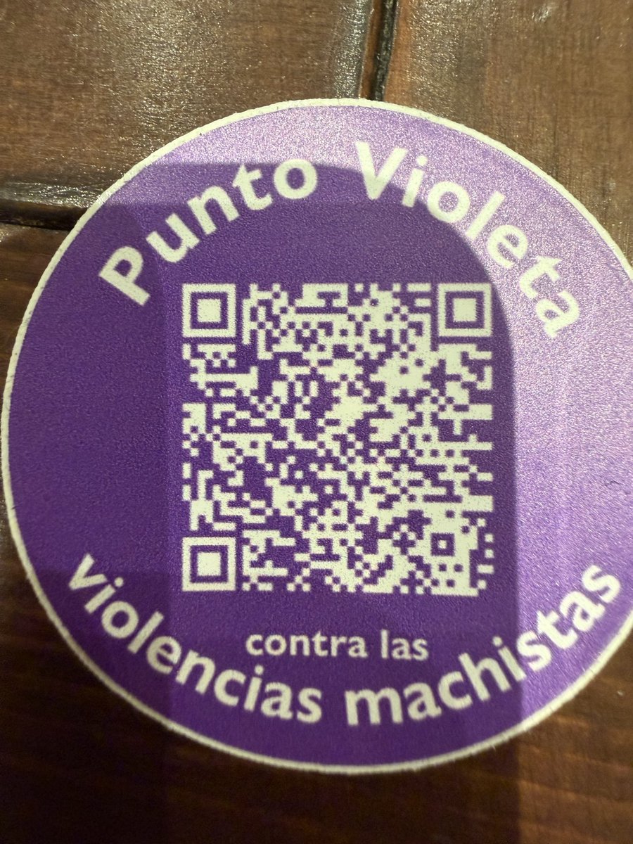 VickyRosell's tweet photo. Nos han pedido para la acampada (en Las Palmas 🌴): agua, compresas y tampones, toallitas y material para el punto violeta. 
💜☂️⛺️ 
Muchas jóvenes. Hay futuro. 🌍 https://t.co/kGtDFRW7fk