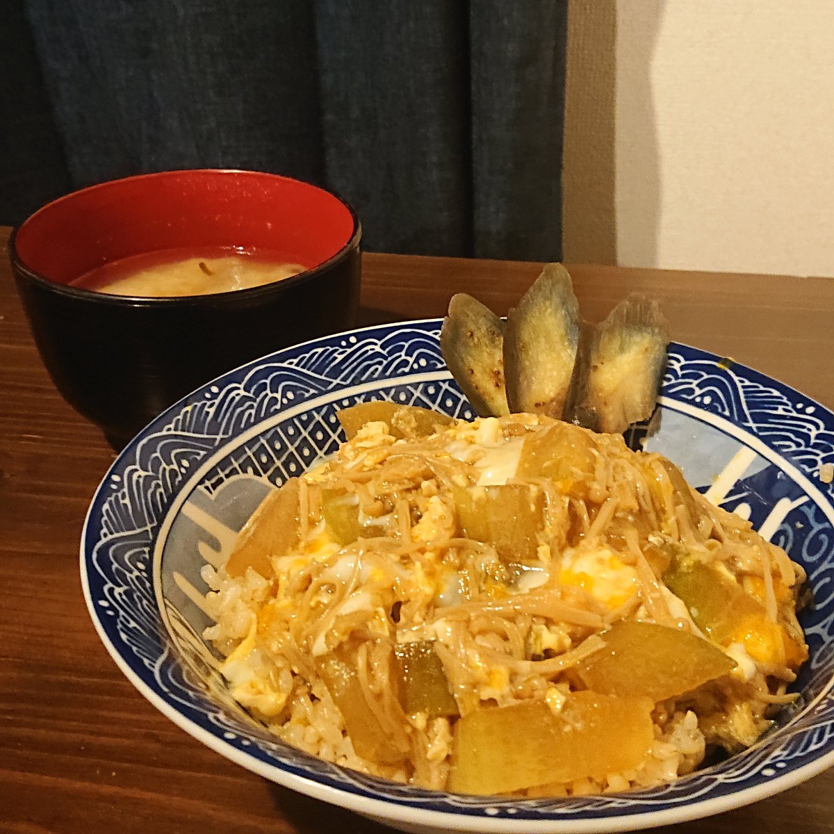 TAKUYA_YOSIOKA's tweet photo. 【玉子とじ丼】🥚🍚

茄子の糠漬は
ただ斜めに切るよりも
包丁を傾けて切ると表面積が増えて
量が多く見えるよね✨
#料理 #自炊 #おうちごはん #拓珈琲 https://t.co/nG4rDZ5Mxu