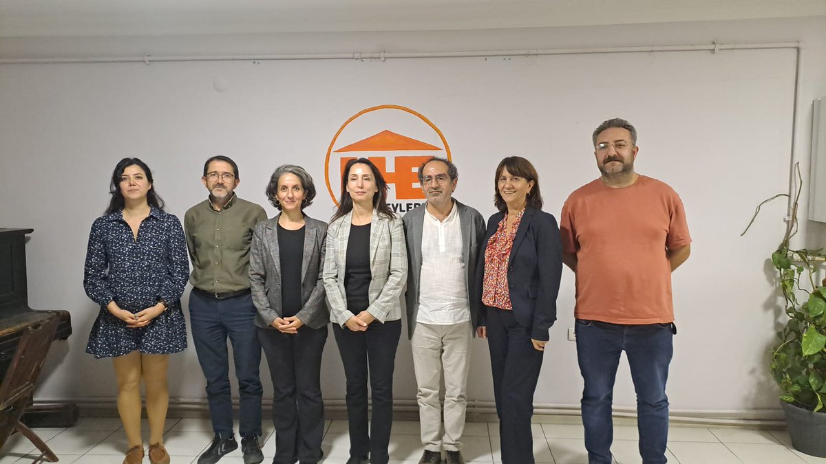 halkinhaklari's tweet photo. DEM Parti Eş Genel Başkanı Tülay Hatimoğulları ve DEM parti heyeti bugün ziyaretimize geldiler.

Görüşmede, barış, demokrasi mücadelesi, süregelen süreç, ezilen halkların ve emekçilerin toplumsal sorunları ve çözümleri üzerine görüş alışverişinde bulunduk. 
Ziyaretleri için teşekkür ederiz.