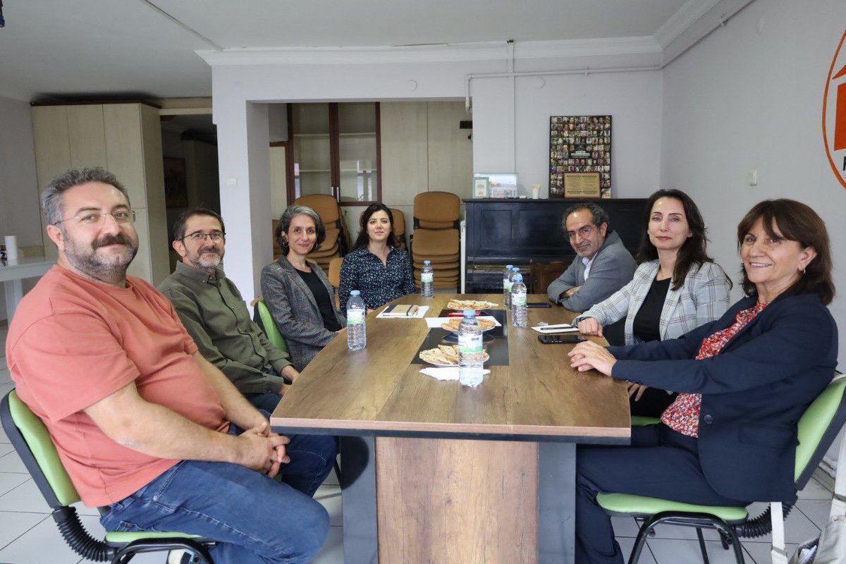 halkinhaklari's tweet photo. DEM Parti Eş Genel Başkanı Tülay Hatimoğulları ve DEM parti heyeti bugün ziyaretimize geldiler.

Görüşmede, barış, demokrasi mücadelesi, süregelen süreç, ezilen halkların ve emekçilerin toplumsal sorunları ve çözümleri üzerine görüş alışverişinde bulunduk. 
Ziyaretleri için teşekkür ederiz.