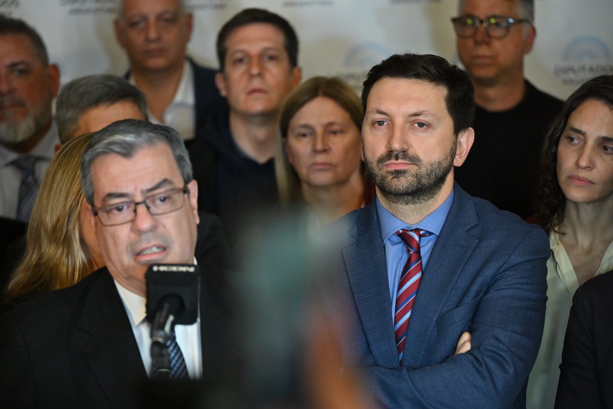 clarincom's tweet photo. VENTA DE TIERRAS A EXTRANJEROS: LA OPOSICIÓN BUSCA VOLTEAR EL DNU DE MILEI

Después de que la Corte Suprema restableciera la derogación de la Ley de Tierras incluida en el DNU 70/23, bloques opositores comenzaron a organizar una sesión especial en Diputados para rechazar el decreto completo. El Senado ya lo había rechazado, pero la Cámara Baja nunca lo trató. Para voltearlo necesitan mayoría simple: la mitad más uno de los presentes.

Unión por la Patria, Provincias Unidas, la Coalición Cívica y la Izquierda respaldan la iniciativa. El oficialismo advierte que la caída total del DNU podría generar un “caos procesal” y evalúa una estrategia para evitar su tratamiento.

Testimonios

“Los objetivos son claros: pueblo en las calles y rechazo pleno del DNU 70” — Germán Martínez, jefe del bloque de Unión por la Patria.

“La Corte muestra una desconexión con el sentir de la sociedad que se manifestó de manera muy contundente con la ley de extranjerización de tierras, que el Senado acaba de no convalidar, de rechazar” — Martín Lousteau.

“Debe ser tratado de manera urgente por la Cámara de Diputados. De no hacerlo, la Cámara de Diputados es cómplice del Poder Ejecutivo” — Elisa Carrió.

“Es urgente que convoquemos a una sesión especial para derogar el DNU 70/23. No puede haber espacio para que la Justicia le dé la espalda a las masivas movilizaciones populares en defensa de la ley de Tierras y la decisión del Senado en el mismo sentido hace tan sólo algunas semanas” — Esteban Paulón.

(+) en Clarín: https://t.co/cPwT8tUKu6