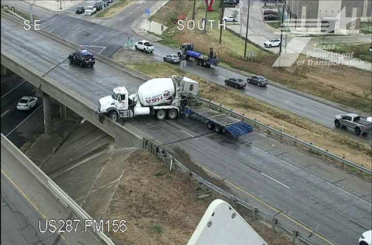 DFWNEWS911's tweet photo. 🚨 TRAFFIC ALERT — MAJOR DELAYS 🚨

Wet roads are creating hazardous driving conditions, and another crash is now blocking the southbound lanes of US 287 near Blue Mound in North Fort Worth.

🚗 Expect significant delays and heavy congestion approaching the area, with backups extending toward Wise County. Drivers are urged to slow down, use caution, and consider an alternate route if possible. #dwxx #trafficalert