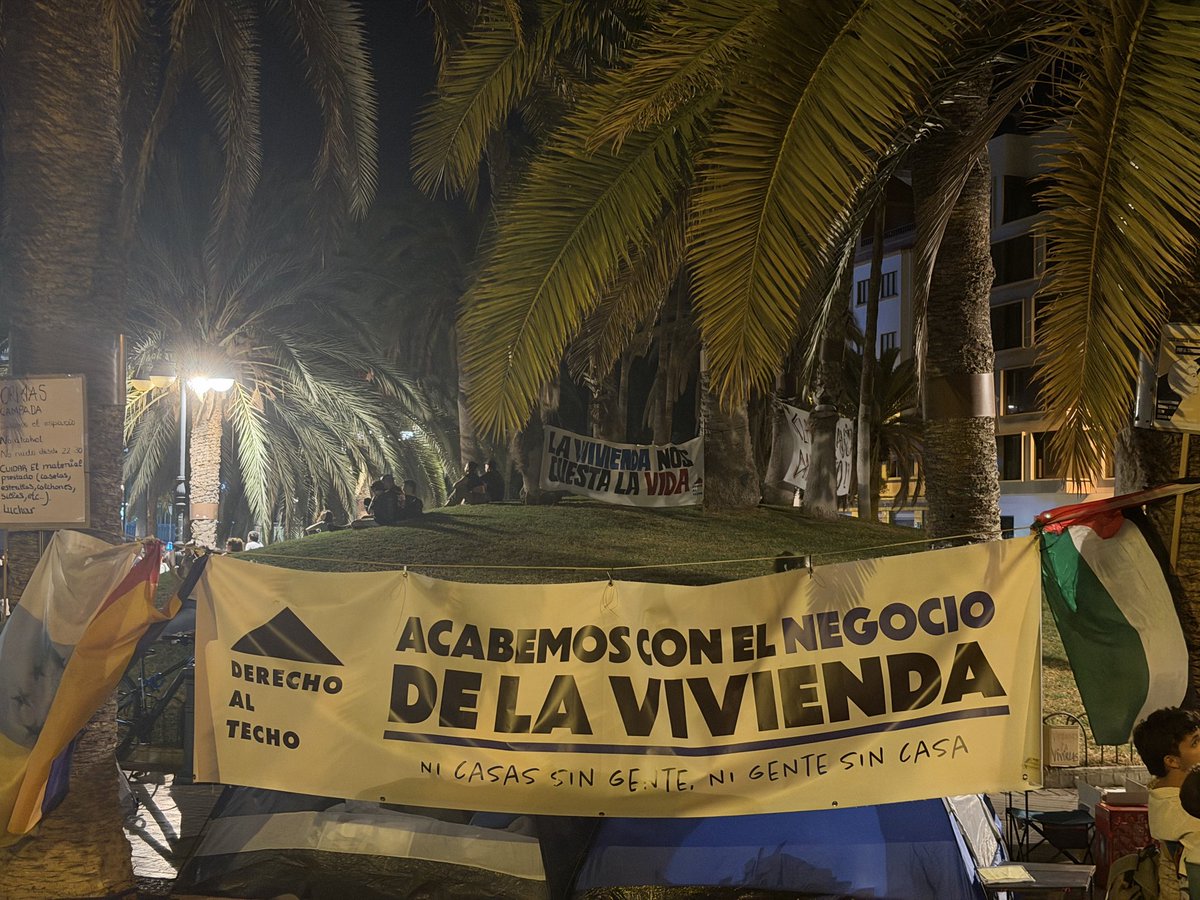 VickyRosell's tweet photo. Nos han pedido para la acampada (en Las Palmas 🌴): agua, compresas y tampones, toallitas y material para el punto violeta. 
💜☂️⛺️ 
Muchas jóvenes. Hay futuro. 🌍 https://t.co/kGtDFRW7fk
