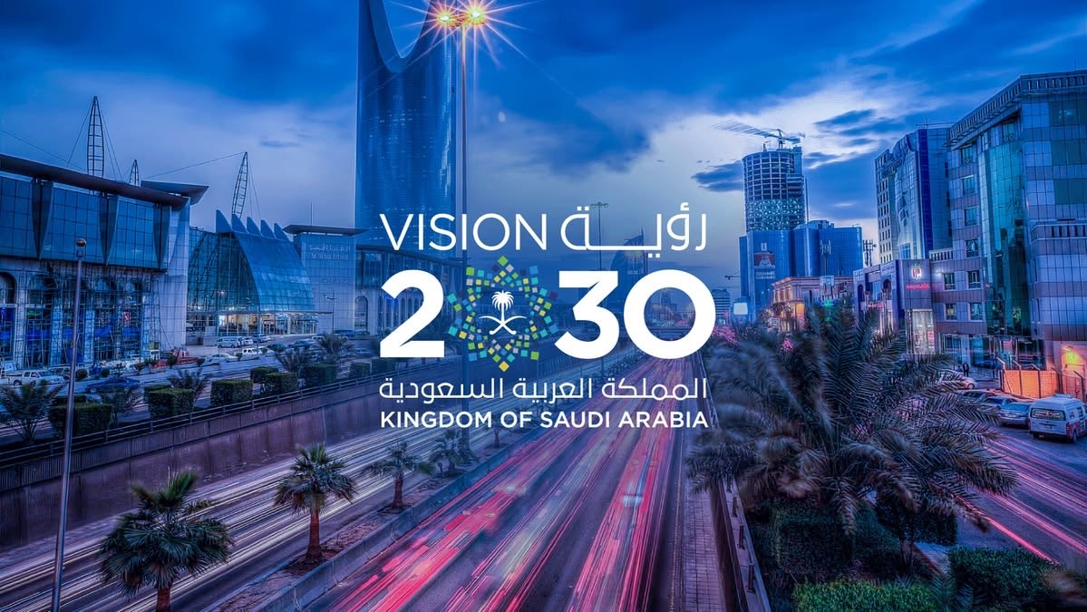 MaliAlthaki's tweet photo. البيان التمهيدي لميزانية 2027.. ماذا يقول لنا؟🇸🇦

أعلنت وزارة المالية تقديرات أولية بنفقات تبلغ 1.392 تريليون ريال وإيرادات 1.202 تريليون ريال، بعجز متوقع يقارب 3.6% من الناتج المحلي.

لكن الرقم الأهم ليس العجز وحده.

القصة في أين تذهب النفقات، وكيف تتطور مصادر الإيرادات.

الحكومة تواصل الإنفاق على المشاريع والأولويات التنموية والاستراتيجية، بينما ارتفعت الإيرادات غير النفطية من 166 مليار ريال في 2015 إلى 505 مليارات ريال في 2025. 

والأهم أن البيان يتوقع استمرار نمو الإيرادات إلى 1.351 تريليون ريال في 2029، مقابل نفقات تصل إلى 1.544 تريليون ريال. 

ماذا يعني ذلك؟

يعني أن الاقتصاد السعودي لا يعتمد فقط على دورة النفط كما كان في السابق؛ فتنويع الاقتصاد والإنفاق الاستثماري والطلب المحلي والقطاع الخاص أصبحت عناصر أكثر أهمية في الصورة الاقتصادية.

صحيح أن تقديرات 2026 تشير إلى انكماش الناتج المحلي الحقيقي 3.6%، متأثرًا بتراجع النشاط النفطي، لكن الأنشطة غير النفطية يُتوقع أن تحافظ على نمو إيجابي 3.2%. كما بلغت مساهمتها 57.3% من الناتج المحلي في النصف الأول من 2026 وفق البيان. 

وهنا تكمن النظرة الإيجابية:

الاقتصاد قد يمر بدورة مختلفة، لكن استمرار الإنفاق التنموي، وتوسع الإيرادات غير النفطية، واستمرار الاستثمار الخاص، كلها عوامل تدعم قدرة الاقتصاد على مواصلة التحول حتى مع تقلبات أسواق النفط.

الميزانية ليست مجرد أرقام دخل ومصروف… بل خريطة لما قد يكون عليه الاقتصاد السعودي في السنوات القادمة. 🇸🇦📊

#السعودية #ميزانية_2027 #الاقتصاد_السعودي #مالي_الذكي