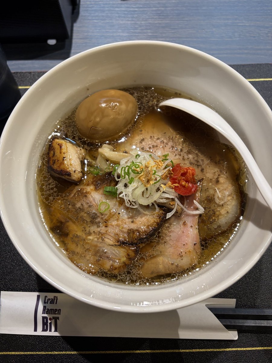 hirop_2025's tweet photo. おはようございます　やっと☀️そうです！長かったね🎵さて今回は普段食べない塩🧂🍜にして見た鹿肉と鶏をベースにしたコンソメに、国産どんこ（椎茸）出汁で旨味を重ね、マッシュルームで作る特製アブラきのこの香りが広がりコンソメの塩うまい😋4度目にして店主とお話しできた😁10月も宜しくです💕 https://t.co/vmKMWG9I3h