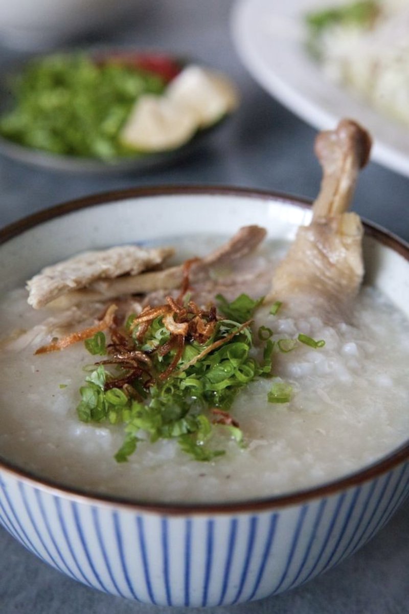 storylove1206's tweet photo. Khởi đầu ngày mới bằng bát cháo gà nóng hổi, mộc mạc.

Cháo nấu sánh mịn, thêm đùi gà mềm ngọt, ít hành phi với rau thơm dịu nhẹ. 

Nhâm nhi từng thìa ấm nóng buổi sáng luôn là cách đơn giản nhất để vỗ về dạ dày và nạp lại năng lượng tự nhiên. https://t.co/U8CBzcIJpb
