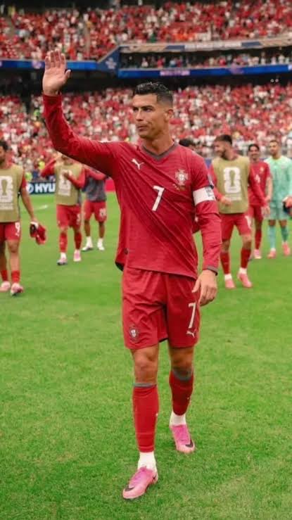 5alidalhamlan's tweet photo. #كريستيانو Obrigado, do fundo do coração, Cristiano Ronaldo, por tudo o que deste a Portugal e ao mundo inteiro no futebol.

E digo isto com toda a sinceridade: Cristiano Ronaldo carregou o futebol português aos ombros até o levar ao lugar onde está hoje.

Depois de tudo isso, será esta a forma de lhe agradecer? Será este o final que ele merece?

Mas o mundo inteiro precisa de saber uma coisa: Portugal precisará de um ano-luz para voltar a encontrar alguém como Cristiano Ronaldo.

E a ti, Cristiano, só podemos dizer:

Obrigado por tudo o que deste a Portugal, a nós e ao mundo inteiro.

Obrigado, Cristiano. 💔😢
