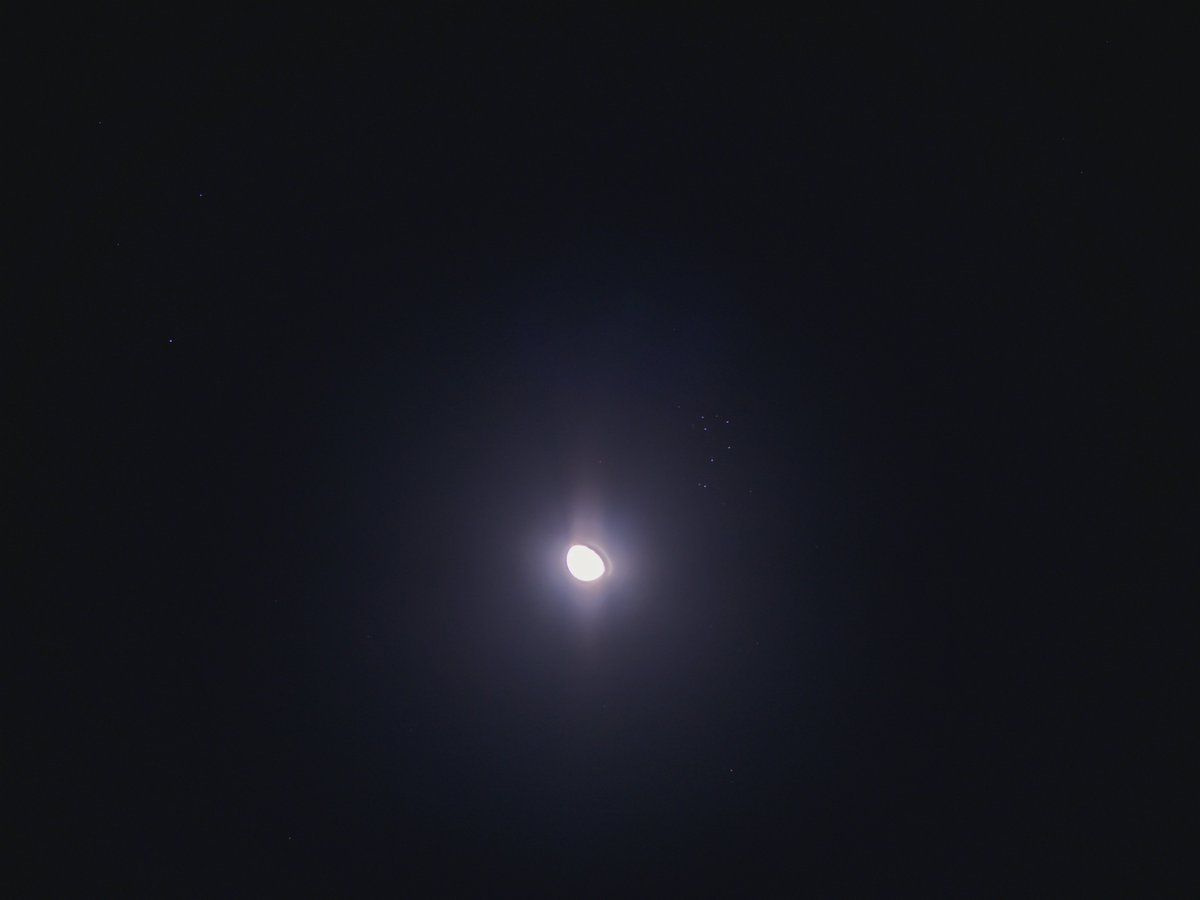 BlueAcc0unt's tweet photo. Moon &amp; Pleiades
coupling https://t.co/9W6xDv2yHk