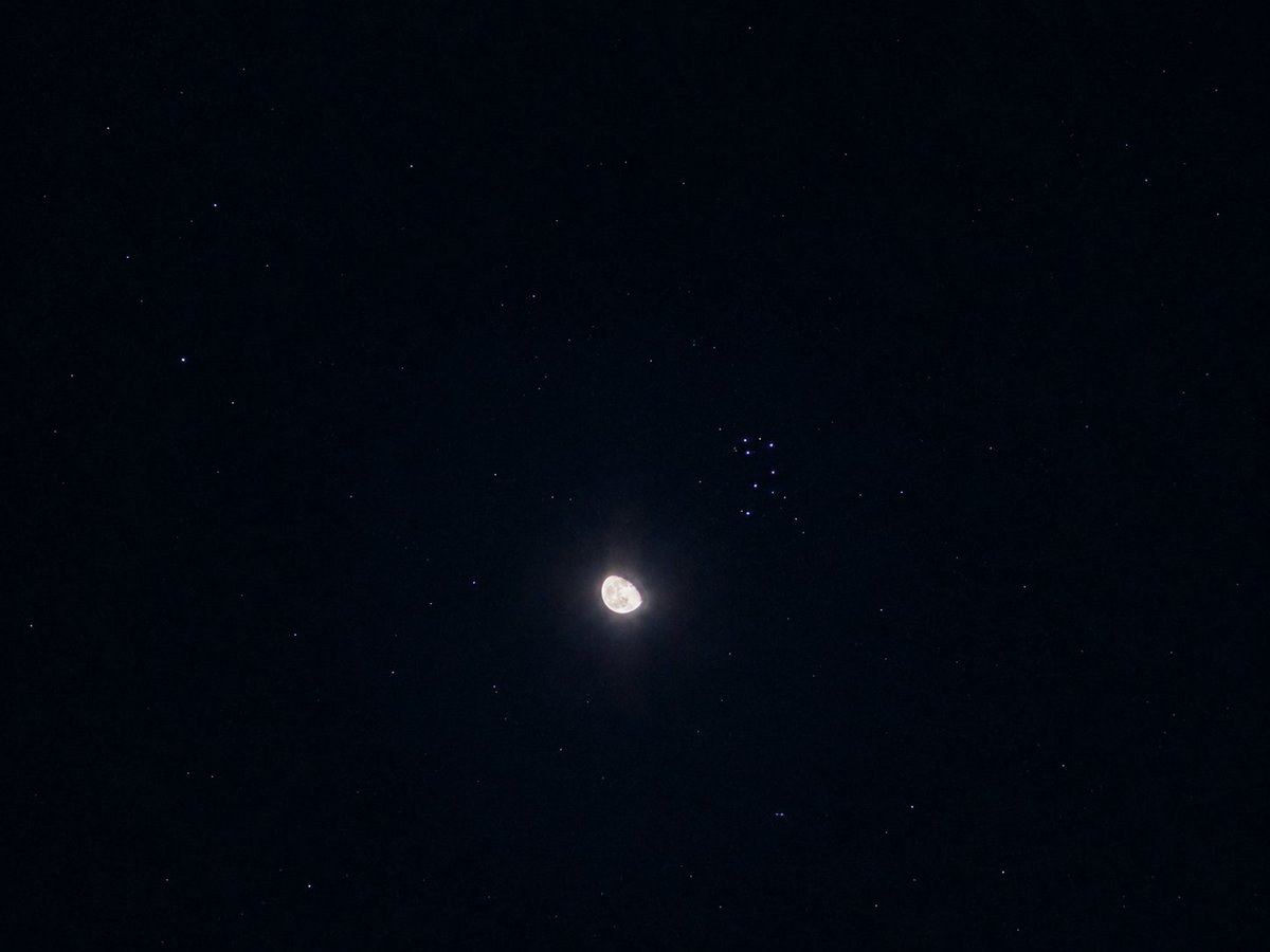 BlueAcc0unt's tweet photo. Moon &amp; Pleiades
coupling https://t.co/9W6xDv2yHk