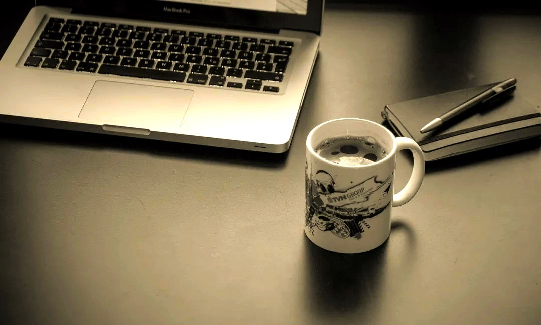 AbramBlennwtm's tweet photo. Otra noche en la oficina, café frío y un montón de documentos por revisar. Solo quiero dormir! https://t.co/Y7zBRkeDyQ