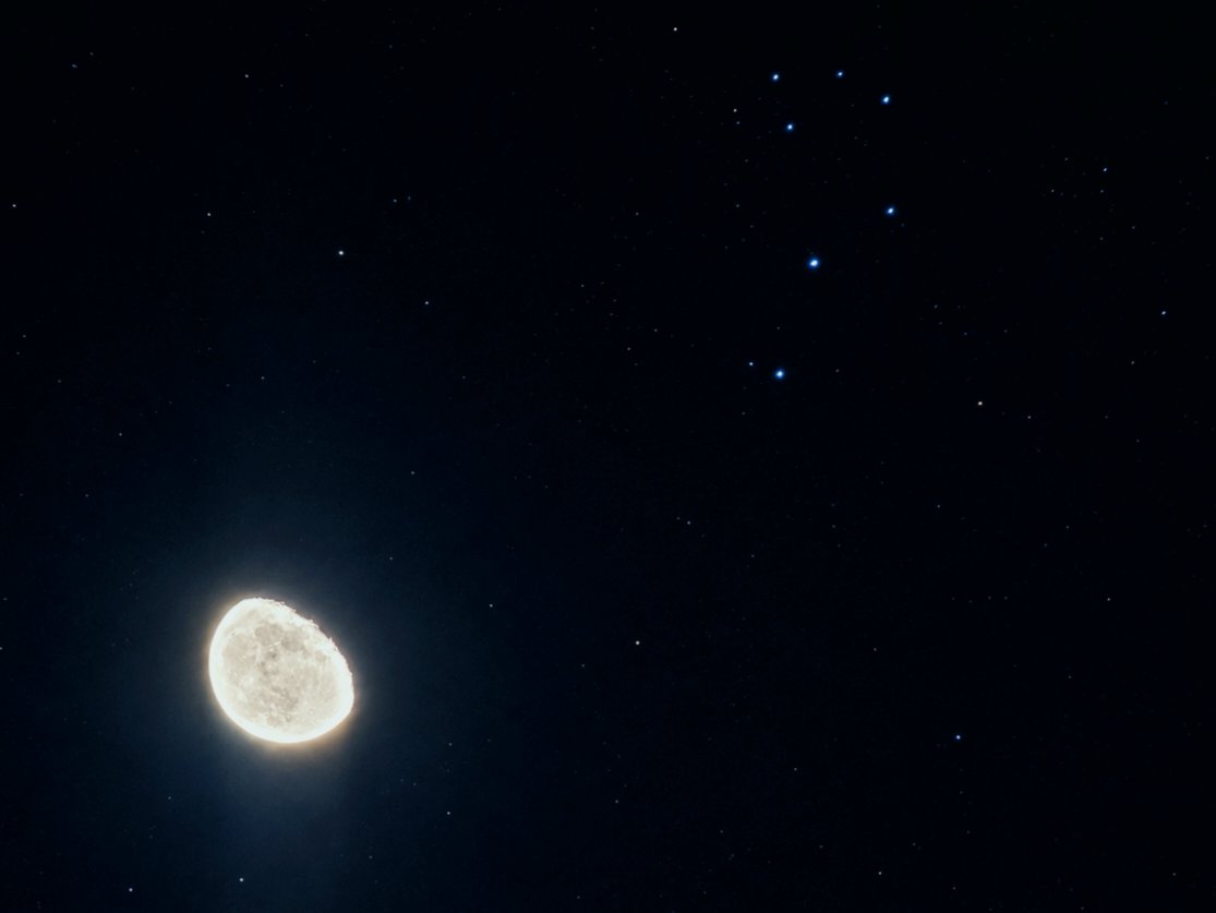 BlueAcc0unt's tweet photo. Moon &amp; Pleiades
coupling https://t.co/9W6xDv2yHk