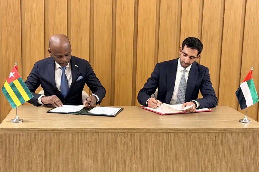 LandryAmazon's tweet photo. Faciliter la libre circulation des biens et les personnes pour stimuler les échanges et l’économie : tel est l’objectif visé par la signature de l’accord d’exemption de visas entre le Togo et les Émirats arabes unis pour les détenteurs de passeports diplomatiques . #TgTwittos https://t.co/T0tlsz7y3y