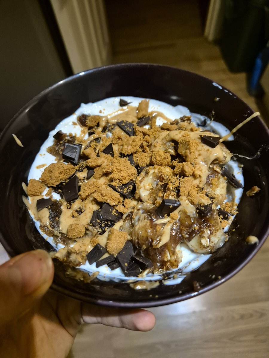 zzshibby's tweet photo. Yoghurt bowl with dates, caramelised banana, peanut butter, dark chocolate and a biscoff cookie <@=) https://t.co/yjYZGhnwFj