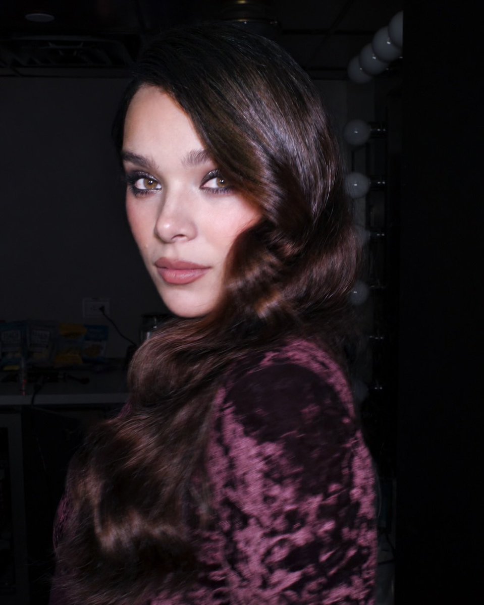 archiveshailees's tweet photo. HAILEE STEINFELD OH MY GOD https://t.co/1OX2pYXP2q