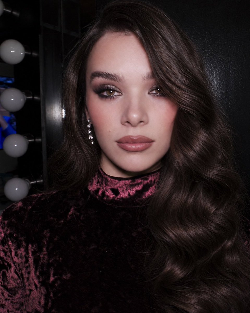 archiveshailees's tweet photo. HAILEE STEINFELD OH MY GOD https://t.co/1OX2pYXP2q