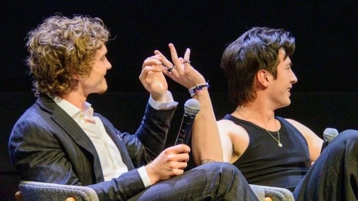 hudconnic's tweet photo. playing with each other’s fingers in a room full of people cos why not ❤️ https://t.co/PH6yzmjjYt