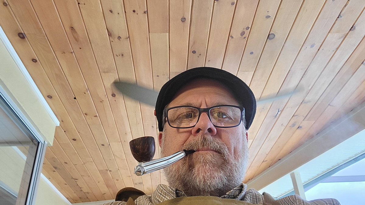 SGPipeCompany's tweet photo. Rains rolling in. 🌧️
The Kirsten’s loaded, a good book is within reach, and there’s nowhere I need to be.
Sounds like a pretty damn good afternoon to me.
Keep the ember burning. 🔥
#SGI #KirstenPipe #PipeSmoking #PipeLife #RainyAfternoon #ThePipeBook https://t.co/jQeP1GsuYE